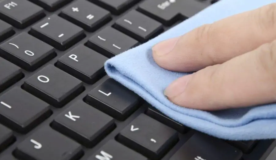 Clean the oil from the surface of the keycaps using a Microfiber Cloth