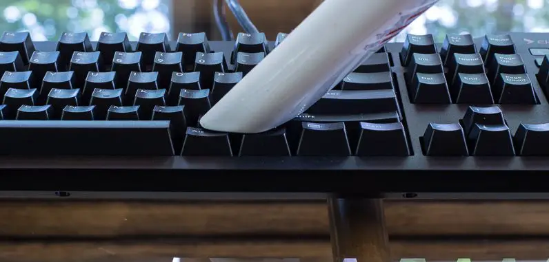 Cleaning the mechanical keyboard using a vacuum