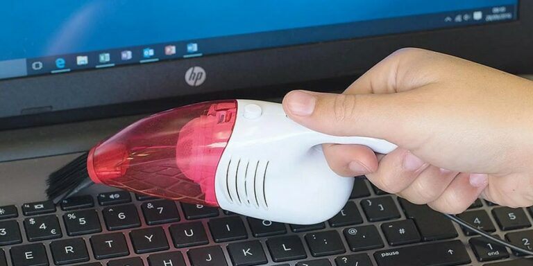 Use a Keyboard Special Vacuum Cleaner